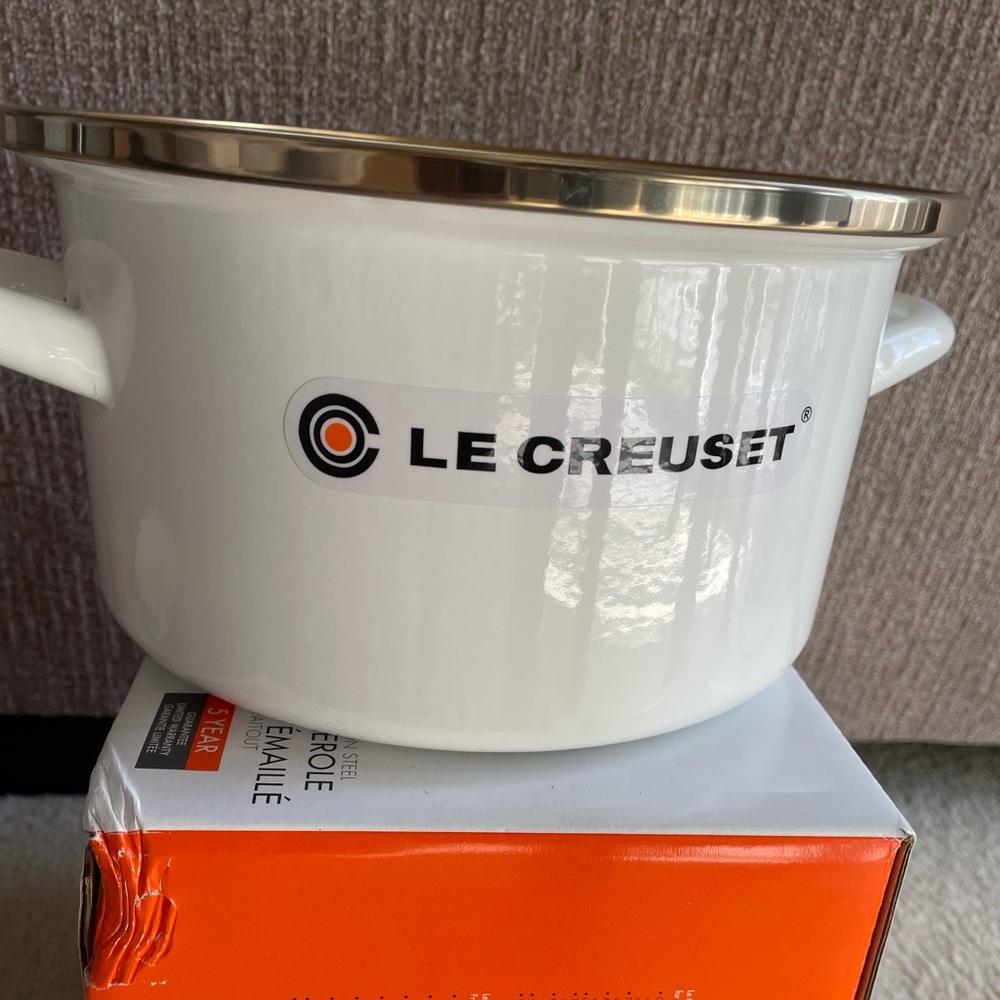 New Le Creuset White Petite Stockpot (3.8 quart) with/ Pretty gold color knob! - Picture 4 of 8